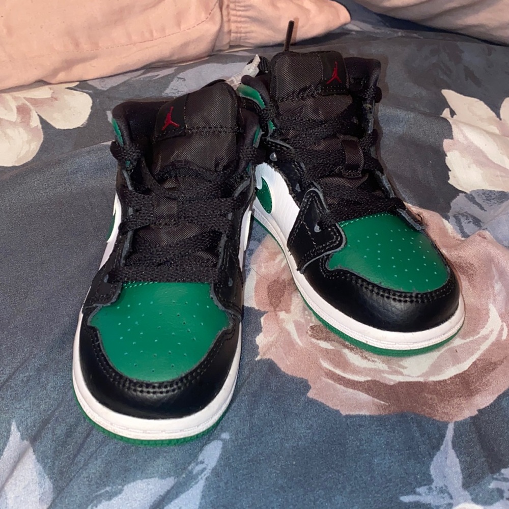 Jordan 1 Mid 👟